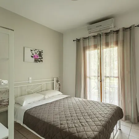 Lefkis & Apart Otel 4*