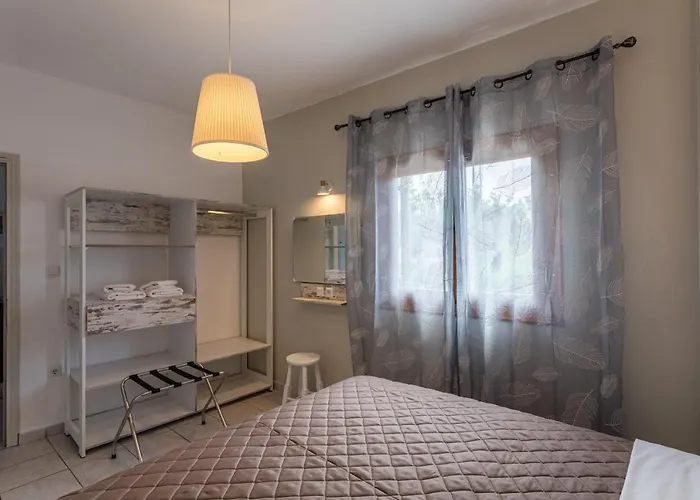 Lefkis & Aparthotel Stoúpa