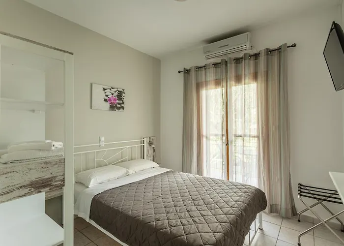 Lefkis & Apart-hotel 4*